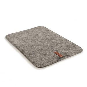 Könnte beinhalten: Eine graue Filzhülle für ein Tablet oder einen E-Reader. Die rechteckige Hülle hat abgerundete Ecken und eine kleine braune Lederlasche. Das Filzmaterial wirkt weich und strukturiert.
