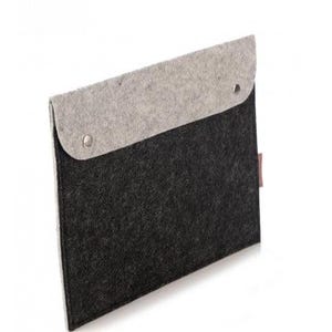 Op de afbeelding: Een zwarte en grijze vilten laptoptas met een klepsluiting. De bovenklep is grijs en de hoofdbehuizing is zwart. Twee zilveren klinknagels bevestigen de klep. Aan de zijkant zit een klein, rechthoekig label.