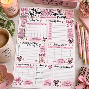 Peut inclure: Une feuille de planning en papier intitulée The Get Your Shit Together Planner avec des sections pour les plans mensuels et hebdomadaires, les factures, les rendez-vous, les objectifs et les notes. Le design inclut des nœuds roses et des cœurs léopard.