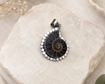 Anhänger aus natürlichem Ammonitenfossil, spiralförmiger Fossilienanhänger, handgefertigter Statement-Schmuck, Boho-Kristall-Charm, Geschenk für Sie