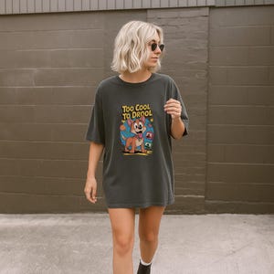よだれを垂らすほどクールな犬用Tシャツ L おもしろ漫画の子犬のグラフィックTシャツ、かわいい犬好きのシャツ、遊び心のあるペットのユーモアギフト、ユニセックスのクールな犬用アパレル