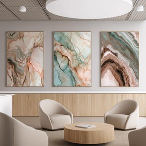 Peut inclure: Un espace d'attente de bureau avec des impressions d'art abstrait, des fauteuils crème et une table basse ronde en bois. La pièce a de grandes fenêtres donnant sur un paysage urbain et une palette de couleurs neutres.