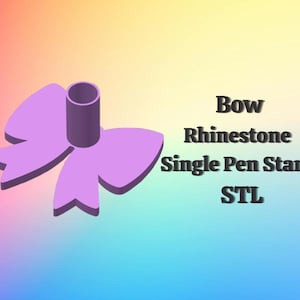 May include: A 3D-rendered, lavender-colored bow-shaped pen stand with a cylindrical pen holder. The text on the image reads "Bow Rhinestone Single Pen Stand STL". The background has a gradient of pink, yellow, and blue.