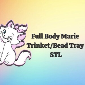 Può includere: Un gatto bianco dei cartoni animati con un fiocco e dettagli rosa, che fa l'occhiolino, è seduto su uno sfondo sfumato. Il testo recita "Full Body Marie Trinket/Bead Tray STL". L'immagine è probabilmente per un design di stampa 3D.