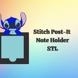 Könnte beinhalten: Eine blaue Cartoonfigur, Stitch, sitzt auf einem schwarzen quadratischen Notizhalter mit hellblauem Innenraum. Der Text "Stitch Post-It Note Holder STL" wird in Schwarz auf einem Farbverlaufshintergrund angezeigt.