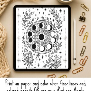 Puede incluir: Impresi&oacute;n de arte digital en blanco y negro en una tableta con un dise&ntilde;o celestial con fases lunares, cristales y elementos bot&aacute;nicos. El texto dice: "&iexcl;Imprime en papel y colorea con rotuladores y l&aacute;pices de colores O usa tu iPad y Apple Pencil para colorear digitalmente!"