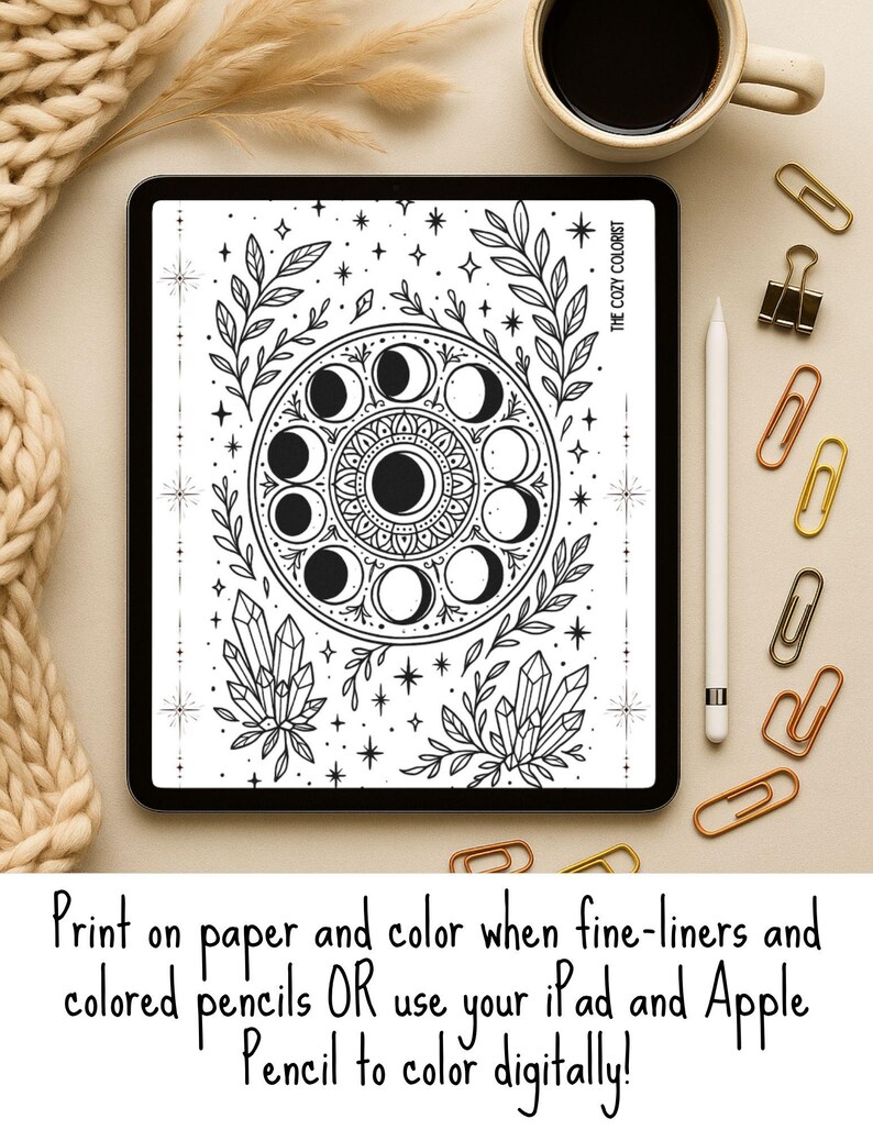Puede incluir: Impresi&oacute;n de arte digital en blanco y negro en una tableta con un dise&ntilde;o celestial con fases lunares, cristales y elementos bot&aacute;nicos. El texto dice: "&iexcl;Imprime en papel y colorea con rotuladores y l&aacute;pices de colores O usa tu iPad y Apple Pencil para colorear digitalmente!"