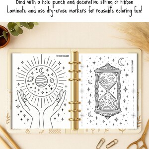 Puede incluir: Agenda abierto con dos p&aacute;ginas para colorear en blanco y negro, una con un dise&ntilde;o celestial y otra con un reloj de arena. Las p&aacute;ginas se guardan en una carpeta de 3 anillas dorada. El texto en las p&aacute;ginas dice "THE COZY COLORIST". La imagen incluye texto: "Usa una carpeta de 3 anillas."