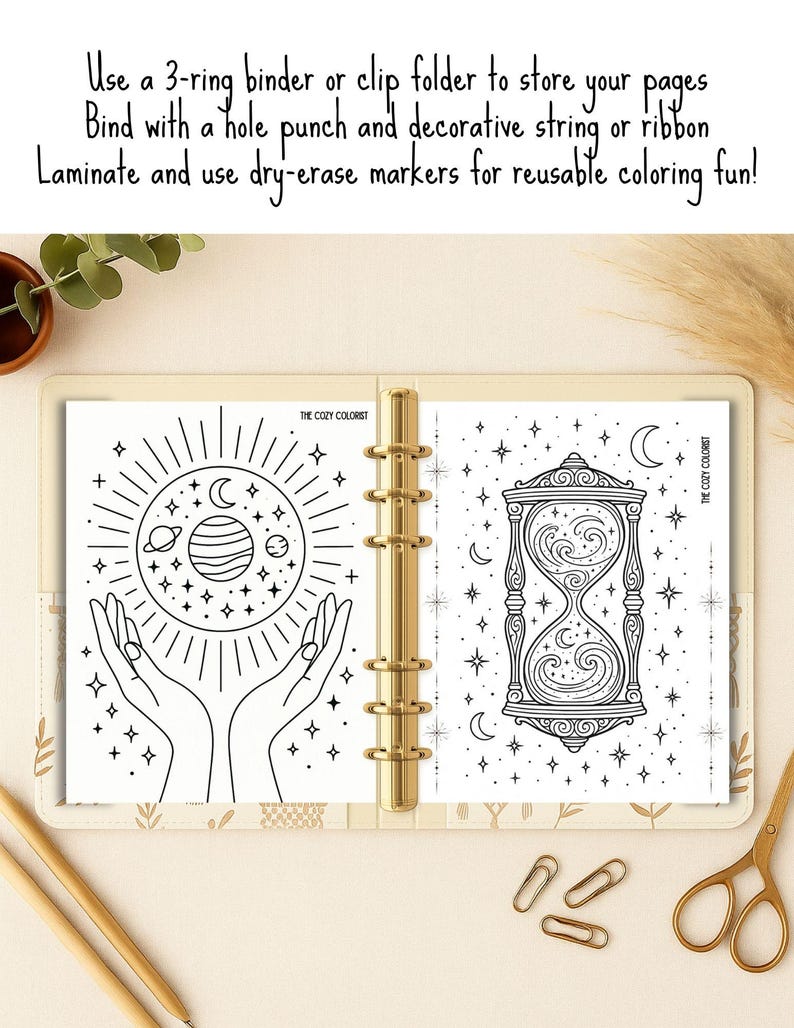Puede incluir: Agenda abierto con dos p&aacute;ginas para colorear en blanco y negro, una con un dise&ntilde;o celestial y otra con un reloj de arena. Las p&aacute;ginas se guardan en una carpeta de 3 anillas dorada. El texto en las p&aacute;ginas dice "THE COZY COLORIST". La imagen incluye texto: "Usa una carpeta de 3 anillas."