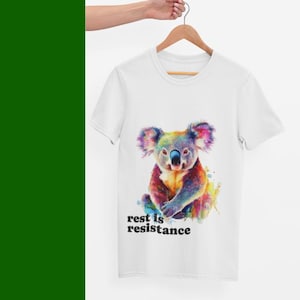 コアラシャツ、レスト・イズ・レジスタンスTシャツ、カームバイブスTシャツ、セルフケアシャツ、心地よい動物ギフト、ソフトコアラアートシャツ、ユニセックスコットンTシャツ