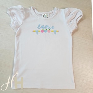 Camiseta feminina bordada com lápis, camiseta feminina personalizada, monograma de volta às aulas, camiseta com lápis e maçã, nome bordado, camiseta feminina bordada
