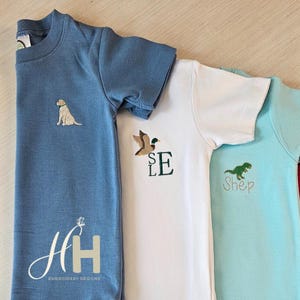 Gepersonaliseerde jongen geborduurd T-shirt, aangepast jongensshirt, geborduurd shirt linkerborst, hondenshirt, shirt eend, walvisshirt, shirt met monogram
