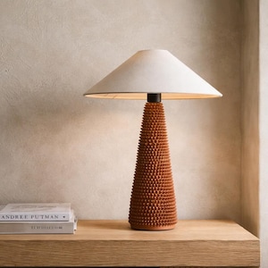 Lámpara de mesa artesanal de arcilla texturizada, gran lámpara de escritorio escultórica de lino estilo wabi sabi, lujo discreto, lámpara de mesilla moderna orgánica