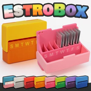 Puede incluir: La imagen muestra dos organizadores "ESTROBOX" coloridos, uno amarillo y naranja, el otro rosa. Cada uno tiene un compartimento con la inscripción "SMTWTFS". Debajo, varios organizadores más pequeños en varios colores, incluyendo azul, blanco, rojo y verde.