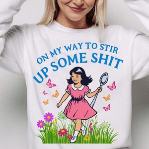 Lustiges Retro freches Mädchen PNG, auf meinem Weg, etwas Sh * t Png aufzurütteln, erwachsener Humor Sublimationsdesign, lustiges sarkastisches Sprichwort PNG, Geschenk für Mädchen