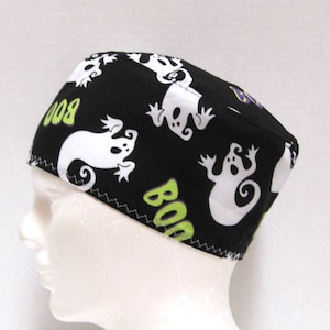 Halloween Scrub Hat oder chirurgische Eingriffsmütze für Herren, Geister auf Schwarz