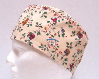 Gorro quirúrgico navideño con estampado de juguetes y acebo, cierre de velcro.
