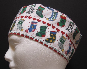 Gorro de quirófano o gorro de quirófano con medias navideñas colgando en fila