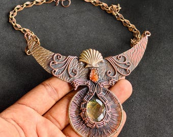 Goldene Beryll Halskette aus Kupferdraht gewickelt • Handgefertigter Edelstein Schmuck • Boho Anhänger • Geschenk für Sie • Handgemachte Edelstein Halskette