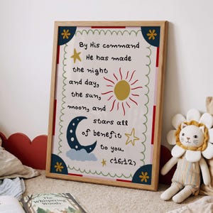 Puede incluir: Una l&aacute;mina decorativa enmarcada con fondo blanco, borde ondulado verde y esquinas azul oscuro con flores amarillas. El texto dice: By His command He has made the night and day, the sun, moon, and stars all of benefit to you. (16:12).