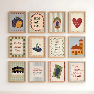 Puede incluir: Una colección de doce láminas de arte mural rectangulares en marcos de madera clara, con diversas ilustraciones de temática islámica, incluyendo la Kaaba, una alfombra de oración, una mezquita, caligrafía árabe y frases como Bismillah y Alhamdulilah.