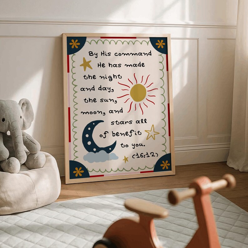 Puede incluir: Una l&aacute;mina decorativa rectangular con fondo crema y borde decorativo. El texto dice: By His command He has made the night and day, the sun, moon, and stars all of benefit to you. (16:12). Incluye ilustraciones de un sol, una luna, estrellas y flores.