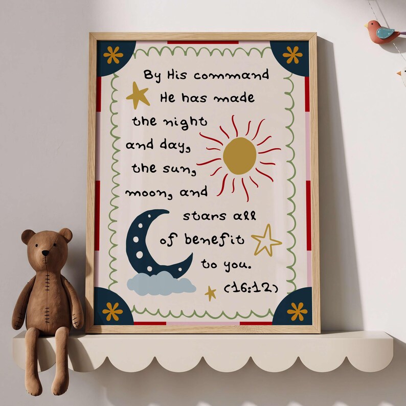 Puede incluir: Una l&aacute;mina de arte mural rectangular en un marco de madera clara con el texto By His command He has made the night and day, the sun, moon, and stars all of benefit to you. (16:12) e ilustraciones de un sol, luna, estrellas y nube.