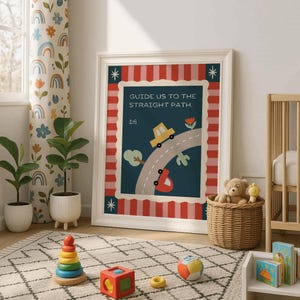 Puede incluir: Una impresión enmarcada con el texto "GUIDE US TO THE STRAIGHT PATH." y el número "1:6". La obra de arte presenta una carretera con un coche amarillo y un coche rojo. El marco es blanco y la impresión tiene un borde a rayas rojas y blancas.