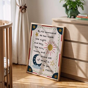 Puede incluir: Un cuadro rectangular con marco que presenta un fondo blanco con un borde verde festoneado. El texto dice: By His command He has made the night and days, the sun, moon, and stars all of benefit to you. (16:12). Incluye ilustraciones de un sol amarillo, una luna creciente azul y estrellas amarillas.