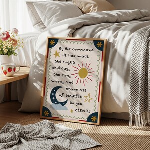 Puede incluir: Un cuadro rectangular con marco que presenta un fondo crema, un borde decorativo y el texto: By His command He has made the night and days, the sun, moon, and stars all of benefit to you. (16:12). Incluye iconos de sol, luna y estrellas.