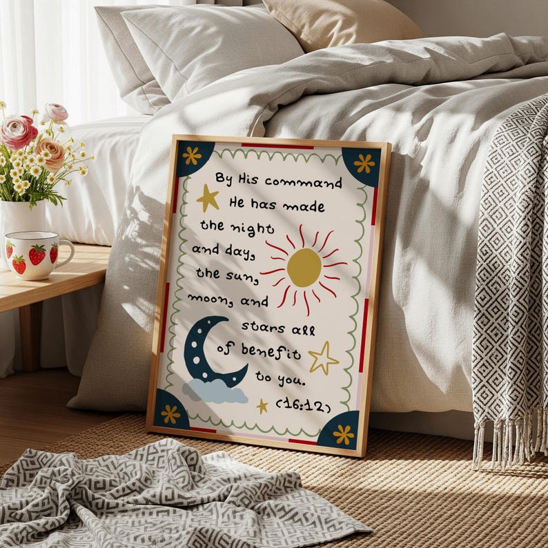 Puede incluir: Un cuadro rectangular con marco que presenta un fondo crema, un borde decorativo y el texto: By His command He has made the night and days, the sun, moon, and stars all of benefit to you. (16:12). Incluye iconos de sol, luna y estrellas.