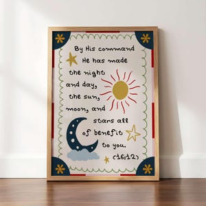 Puede incluir: Una l&aacute;mina enmarcada con fondo claro, borde verde festoneado y esquinas azul oscuro con flores amarillas. El texto dice: By His command He has made the night and day, the sun, moon, and stars all of benefit to you. (16:12).