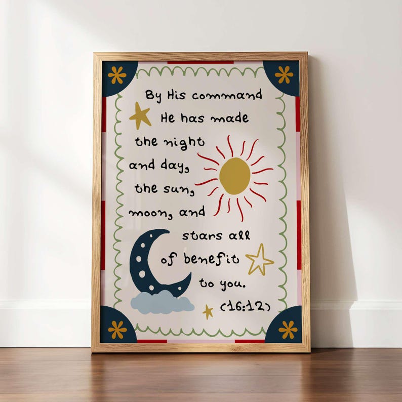 Puede incluir: Una l&aacute;mina enmarcada con fondo claro, borde verde festoneado y esquinas azul oscuro con flores amarillas. El texto dice: By His command He has made the night and day, the sun, moon, and stars all of benefit to you. (16:12).