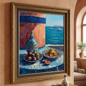 Könnte beinhalten: Gerahmtes Gemälde, das ein Stillleben mit Feigen und eine Seelandschaft zeigt. Eine blau-weiß gemusterte Tischdecke hält einen Teller mit Feigen, eine Schüssel mit Salat und eine dekorative Vase. Das Gemälde befindet sich in einem goldenen Rahmen.