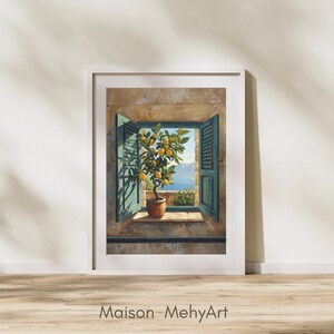 Könnte beinhalten: Gerahmter Kunstdruck mit einem Zitronenbaum in einem Terrakottatopf, der durch ein offenes Fenster mit blauen Fensterläden betrachtet wird. Das Kunstwerk zeigt eine Küstenlandschaft mit Meer und Himmel. Der Text "Maison MehyArt" befindet sich unten.