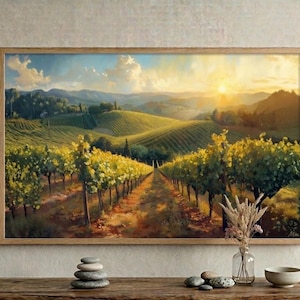 Könnte beinhalten: Gerahmtes Landschaftsgemälde eines Weinbergs bei Sonnenuntergang. Das Kunstwerk zeigt Reihen von Weinreben, sanfte Hügel und einen lebendigen Himmel mit warmen Farben. Das Gemälde befindet sich in einem Holzrahmen und wird auf einem Holztisch ausgestellt.