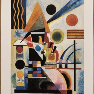 Könnte beinhalten: Abstrakter Kunstdruck mit geometrischen Formen und kräftigen Farben. Das Kunstwerk zeigt ein großes orangefarbenes Dreieck, schwarze Kreise und eine blaue Diagonale. Der Druck ist mit 41/90 nummeriert und vom Künstler signiert.