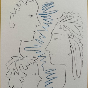 Könnte beinhalten: Eine schwarz-blaue Strichzeichnung von drei Gesichtern im Profil auf weißem Papier. Das Kunstwerk, signiert mit "Picasso", zeigt eine zentrale blaue Kritzelei und die Nummer "44/210". Die Gesichter haben detaillierte Merkmale.