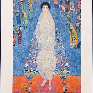 Könnte beinhalten: Ein Druck eines Gemäldes von Gustav Klimt mit einer zentralen Figur in einem weißen Spitzenkleid auf einem orangefarbenen Teppich. Der Hintergrund ist ein strukturiertes blaues Feld mit kleinen Figuren in traditioneller Kleidung. Der Text 93/200 und GUSTAV KLIMT ist sichtbar.
