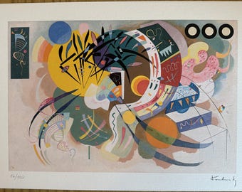 Può includere: Stampa d'arte astratta con una composizione dinamica di forme geometriche e organiche. L'opera utilizza una tavolozza di colori vivaci, tra cui giallo, blu, verde e rosa. Include il testo "16/150" e una firma.