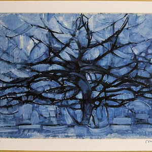 Puede incluir: Una impresión que muestra la silueta de un árbol azul oscuro y negro sobre un fondo azul claro con pinceladas visibles. La obra incluye el texto 89/200 en la esquina inferior izquierda y la firma Mondrian en la esquina inferior derecha.