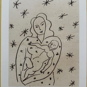 Könnte beinhalten: Schwarz-Weiß-Zeichnung einer Mutter, die ein Baby hält, umgeben von Sternen auf beigem Hintergrund. Signatur "Henri Matisse" unten rechts. Der Druck ist mit 24/250 nummeriert.