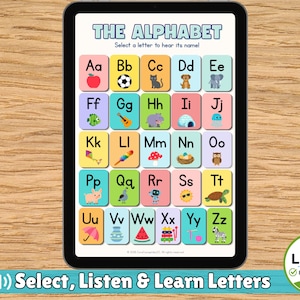 Pode incluir: Uma tela de tablet digital exibindo um gráfico de aprendizado do alfabeto com o título THE ALPHABET e a instrução Select a letter to hear its name. A grade apresenta quadrados coloridos, cada um contendo uma letra maiúscula e minúscula emparelhada com uma ilustração correspondente, como uma maçã para Aa, uma bola para Bb e uma zebra para Zz.