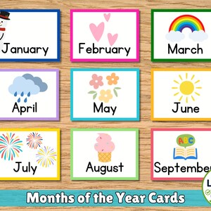 Op de afbeelding: Een set van negen rechthoekige educatieve kaarten met de labels januari tot en met september, elk voorzien van een gekleurde rand en een seizoensgebonden illustratie zoals een sneeuwman, hartjes, regenboog, regenwolk, bloemen, zon, vuurwerk, ijsje en een boek.