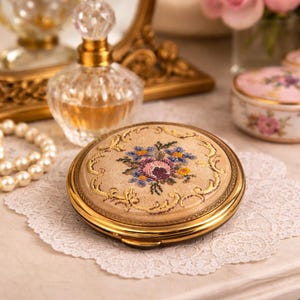 Vintage Compact Stratton Petit Point, compact poeder met geborduurde bloemen