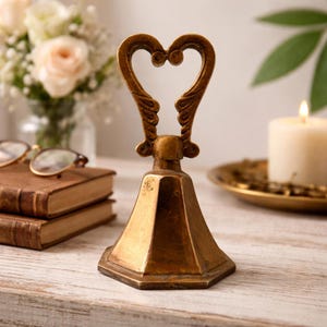 Vintage Handglocke aus massivem Messing - Herzgriff, Mid-Century-Dekor (12,5 cm) Bild 1