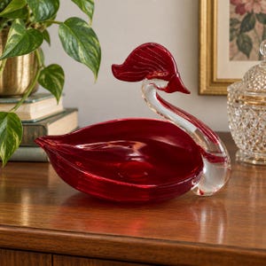Tigela em forma de cisne em vidro artístico vermelho rubi vintage: Porta-joias estilo Murano de meados do século XX