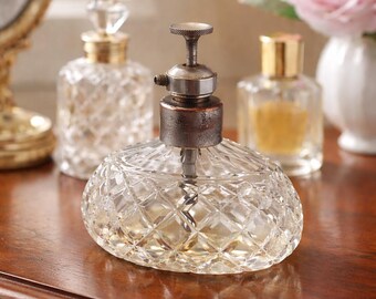 Atomizador de perfume de cristal tallado vintage, frasco de tocador con diseño de diamante de mediados de siglo.