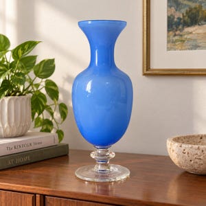 Jarrón italiano antiguo de cristal opalino azul, con pedestal de cuello de trompeta de mediados de siglo (años 60-70).