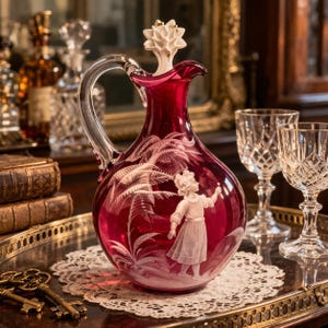 Decantador antiguo de cristal rubí estilo bohemio, escena esmaltada, tapón floral de porcelana.